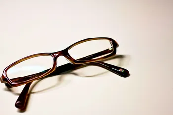 対策１．作業距離に合わせた自分の目に合った適切な度数のメガネやコンタクトレンズを使用する